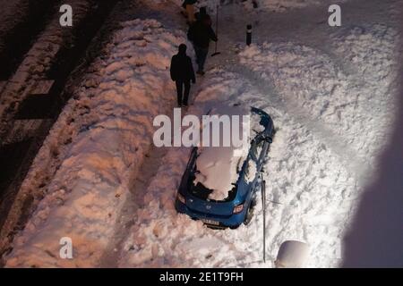Madrid, Spagna. 9 gennaio 2021. Una macchina è stata intrappolata nella neve della tempesta Filomena. Álvaro Laguna/Alamy Live News Foto Stock