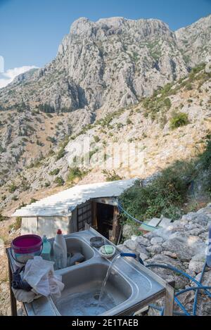 Vista mozzafiato da una dimora sul lato della montagna lungo il sentiero tortuoso che conduce da dietro la fortezza medievale di Kotor. Foto Stock