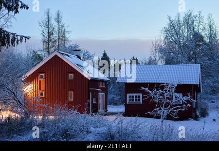 Casa a Sandvreten, Bogesundslandet, fuori Vaxholm, Svezia, durante una serata invernale Foto Stock