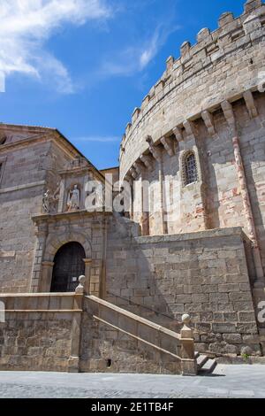 Avila - la parte delle mura della città dietro la Cattedrale e il portale della chiesa di Capila de San Segundo. Foto Stock