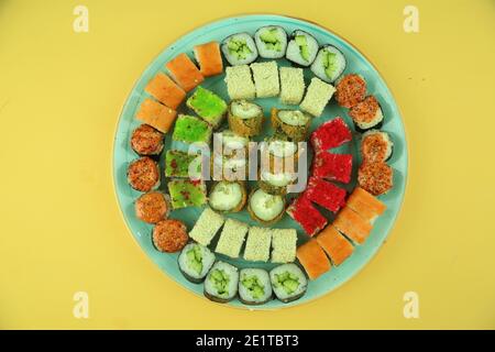 Vari tipi di sushi serviti, vista ravvicinata Foto Stock