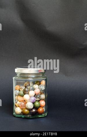 Collezione di palline di marmo in pietra in un vaso di vetro Foto Stock