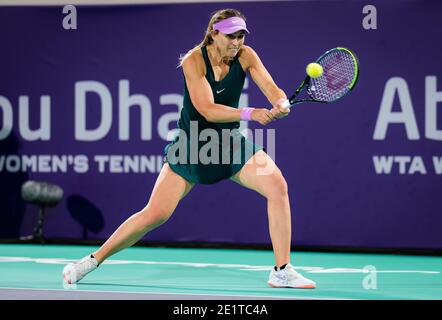 Paula Badosa di Spagna in azione contro Alize Cornet di La Francia durante il secondo turno ad Abu Dhabi 2021 WTA Women& 039;s Tenn/LM Foto Stock