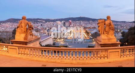 Barcellona - il panorama dal Palazzo reale con la Plaza Espana al tramonto. Foto Stock