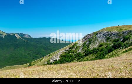 PID alle montagne circostanti dal pianoro inferiore di Chatyr-Dag in Crimea in una giornata di sole chiaro. Foto Stock