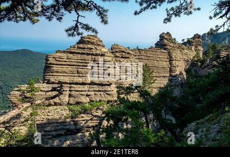 Rocce del Monte Taraktash sulla costa meridionale di Crimea. Foto Stock