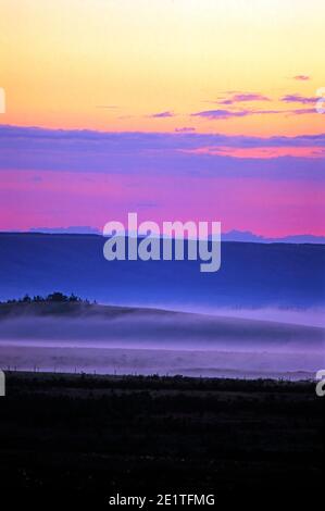 Mattina presto Mist bella Alba con le Montagne Rocciose sullo sfondo. Alberta Canada Foto Stock