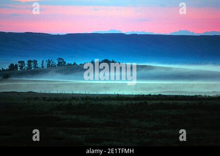 Mattina presto Mist bella Alba con le Montagne Rocciose sullo sfondo. Alberta Canada Foto Stock