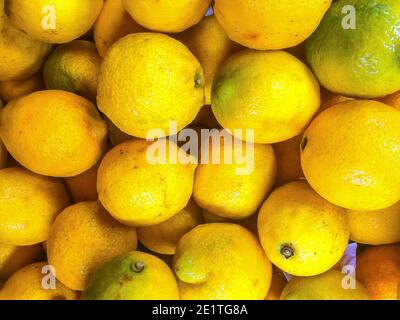 Primo piano di un mucchio di limoni Foto Stock