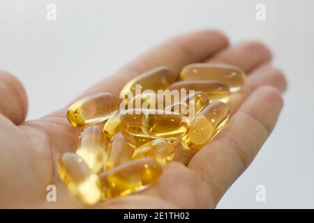 Due capsule morbide nel concetto di dieta sana Palm omega 3 Foto Stock