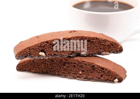 Biscotti al cioccolato e alla noci isolati su sfondo bianco Foto Stock