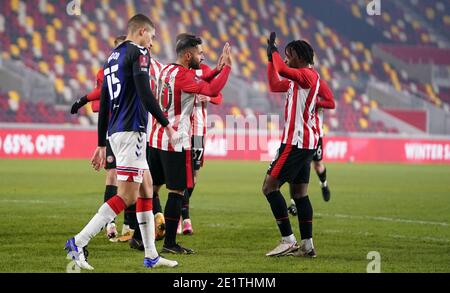 Il Saman Ghoddos di Brentford (a sinistra) celebra il secondo gol del suo fianco con il compagno di squadra Tariqe Fosu (a destra) durante la terza partita della Emirates fa Cup al Brentford Community Stadium di Londra. Foto Stock