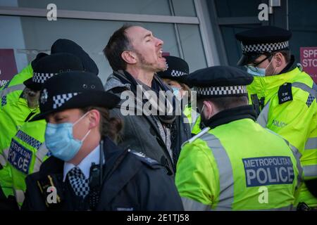 Coronavirus: Gli arresti vengono effettuati durante un tentativo di incontro anti-blocco a Clapham Common contro l'attuale governo COVID19 restrizioni, Regno Unito. Foto Stock