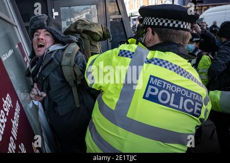Coronavirus: Gli arresti vengono effettuati durante un tentativo di incontro anti-blocco a Clapham Common contro l'attuale governo COVID19 restrizioni, Regno Unito. Foto Stock