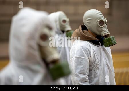 Sofia, Bulgaria - 9 dicembre 2020: Gli ambientalisti protestano contro le fattorie di pellicce dei mink bulgari che indossano maschere a gas. Foto Stock