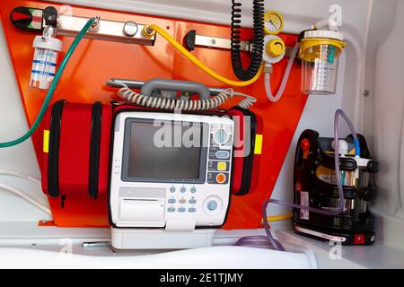 Il defibrillatore si trova all'interno di un'ambulanza. La defibrillazione è un trattamento per le disritmie cardiache pericolose per la vita che erogano una dose di c Foto Stock