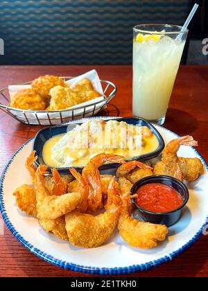 Piatto di pesce fritto e fritto con i loro racconti e. Lati di patate con salsa di aragosta e biscotti Cheddar Foto Stock