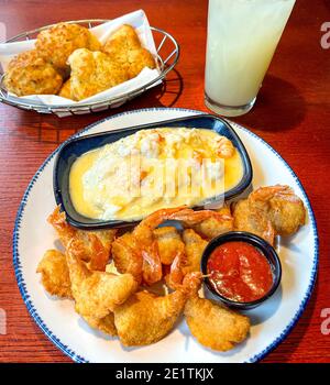 Piatto di pesce fritto e fritto con i loro racconti e. Lati di patate con salsa di aragosta e biscotti Cheddar Foto Stock