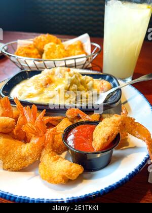 Piatto di pesce fritto e fritto con i loro racconti e. Lati di patate con salsa di aragosta e biscotti Cheddar Foto Stock