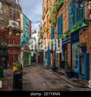 Negozi colorati a Neal's Yard, Covent Garden durante il blocco pandemico a Londra. Foto Stock