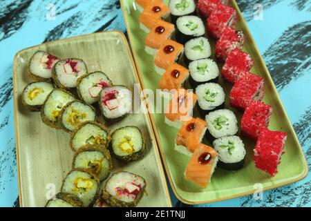 Vari tipi di sushi serviti, vista ravvicinata Foto Stock
