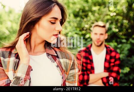 Innamorati. Sentimenti puri. Concetto di data romantica. Bella gente. Uomo hippster cadere in amore bella ragazza. Riunione informale. Amore da prima vista. Se la donna sa che ti piace come reagirà. Foto Stock