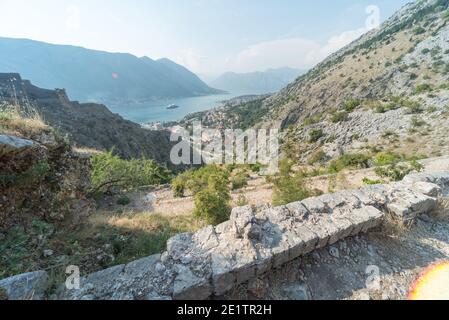 La splendida Baia di Kotor è visibile dall'antico sentiero tortuoso che conduce alle montagne dietro la vecchia città fortezza. Foto Stock