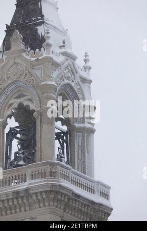 Madrid, Spagna - 09 gennaio 2021: Dettagli della cupola e della torre della parrocchia San Manuel y San Benito, in via Alcala, in una giornata innevata, a causa di Foto Stock