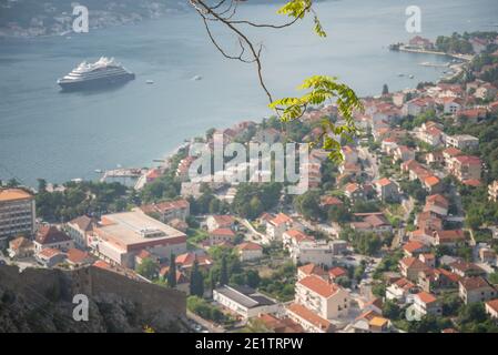 La splendida Baia di Kotor è visibile dall'antico sentiero tortuoso che conduce alle montagne dietro la vecchia città fortezza. Foto Stock