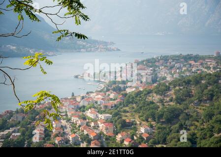 La splendida Baia di Kotor è visibile dall'antico sentiero tortuoso che conduce alle montagne dietro la vecchia città fortezza. Foto Stock
