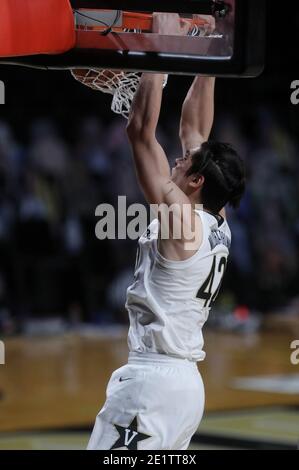 Nashville, Tennessee, Stati Uniti. 9 gennaio 2021. Il Quentin Millora-Brown di Vanderbilt ha aperto la palla durante la loro partita contro lo stato del Mississippi alla palestra Memorial Gym di VanderbiltÃ¢â‚¬â„¢sabato 9 gennaio 2021. Credit: Alan Poizner/ZUMA Wire/Alamy Live News Foto Stock