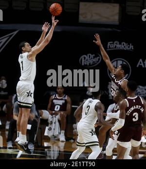 Nashville, Tennessee, Stati Uniti. 9 gennaio 2021. Il Dylan Disu di Vanderbilt spara sulla portata di Tolu Smith dello stato del Mississippi durante la loro partita alla palestra commemorativa di VanderbiltÃ¢â‚¬â„¢sabato 9 gennaio 2021. Credit: Alan Poizner/ZUMA Wire/Alamy Live News Foto Stock