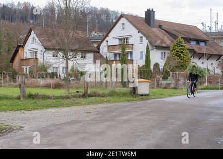 Shopping dell'albero di Natale in bicicletta. Fare tutto in bicicletta senza spensierare. Concetto per la protezione ambientale e per Natale. Foto Stock