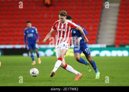 Stoke on Trent, Regno Unito. 09 gennaio 2021. Harry Souttar di Stoke City passa la palla. La terza partita della fa Cup Emirates, Stoke City contro Leicester City allo stadio Bet365 di Stoke on Trent sabato 9 gennaio 2021. Questa immagine può essere utilizzata solo per scopi editoriali. Solo per uso editoriale, è richiesta una licenza per uso commerciale. Nessun uso in scommesse, giochi o un singolo club/campionato/giocatore publications.pic di Chris Stading/Andrew Orchard sports photography/Alamy Live News Credit: Andrew Orchard sports photography/Alamy Live News Foto Stock