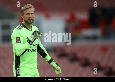 Stoke on Trent, Regno Unito. 09 gennaio 2021. Il portiere di Leicester City Kasper Schmeichel guarda sopra. La terza partita della fa Cup Emirates, Stoke City contro Leicester City allo stadio Bet365 di Stoke on Trent sabato 9 gennaio 2021. Questa immagine può essere utilizzata solo per scopi editoriali. Solo per uso editoriale, è richiesta una licenza per uso commerciale. Nessun uso in scommesse, giochi o un singolo club/campionato/giocatore publications.pic di Chris Stading/Andrew Orchard sports photography/Alamy Live News Credit: Andrew Orchard sports photography/Alamy Live News Foto Stock