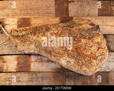 guanciale italiano guancia di maiale su tavola di legno. ingrediente principale per carbonara e matriciana Foto Stock