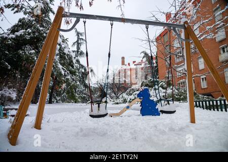 Madrid, Spagna. 09 gennaio 2021. Un albero crolla sotto il peso della neve a Madrid dopo la tempesta Filomena colpito e blanketed diverse parti della Spagna nella neve pesante Credit: Enrique campo bello/Alamy Live News Foto Stock