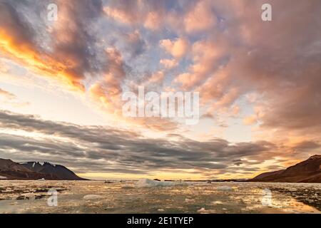 Sole di mezzanotte sopra il Liefdfjorden, guardando verso Woodfjorden Foto Stock