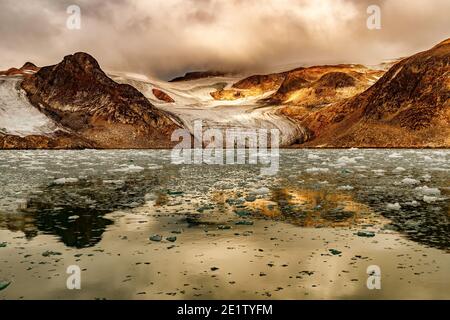 Ghiaccio, ghiacciai e costa di Hamilton Bay, Svalbard Foto Stock