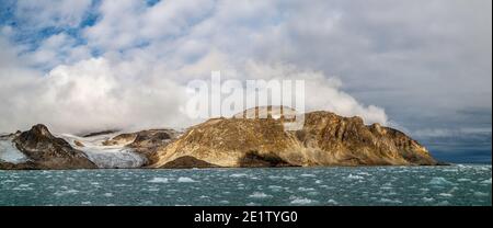 Ghiaccio, ghiacciai e costa di Hamilton Bay, Svalbard Foto Stock