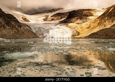 Ghiaccio, ghiacciai e costa di Hamilton Bay, Svalbard Foto Stock