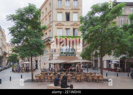 Bordeaux, Francia - Luglio 22 2016: Scena estiva all'aperto a Place du Palais, un luogo popolare tra i turisti e la gente del posto per godersi i caffè a Bordeaux, Francia Foto Stock