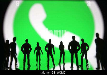 In questa illustrazione fotografica le sagome dei giocattoli figurati visti davanti al logo WhatsApp.nel gennaio 2021, WhatsApp ha annunciato una nuova Informativa sulla privacy che consentirà a WhatsApp di condividere i dati con Facebook, e gli utenti accetteranno la nuova politica entro l'8 febbraio 2021, oppure interrompa l'utilizzo dell'app, secondo quanto riferito dai media. Foto Stock