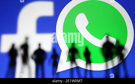 In questa illustrazione fotografica le sagome delle figure giocattolo persone viste di fronte al WhatsApp e Facebook logos.in gennaio 2021, WhatsApp ha annunciato una nuova politica sulla privacy che consentirà a WhatsApp di condividere i dati con Facebook, e gli utenti accetteranno la nuova politica entro l'8 febbraio 2021, oppure interrompa l'utilizzo dell'app, secondo quanto riferito dai media. Foto Stock