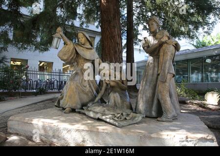 Sacramento, California, Stati Uniti. 14 Marzo 2017. All'ombra del lato nord del Campidoglio dello Stato della California, una statua commemora l'arrivo delle Suore della Misericordia a Sacramento il 2 ottobre 1857. La scultura in bronzo, dell'artista Ruth Coelho, è stata dedicata nel 2007 nel 150° anniversario. Le Suore della Misericordia sono iniziate nel 1831 in Irlanda come un ordine di donne laiche cattoliche, con una missione per aiutare i malati, i senzatetto e i poveri. Cinque Sorelle arrivarono a bordo di un battello a vapore da San Francisco per allestire un negozio nel 1857. Credit: Ruaridh Stewart/ZUMA Wire/Alamy Live News Foto Stock