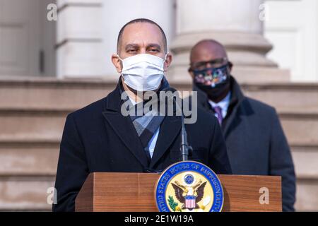 New York, Stati Uniti. 09 gennaio 2021. NEW YORK, NY - GENNAIO 09: Il congressista Hakeem Jeffries (D-NY) parla durante una conferenza stampa al Municipio il 9 gennaio 2021 a New York City. Il sindaco di Blasio si è Unito ai membri del Congresso e ha chiesto un rapido impeachment del presidente Donald Trump in seguito al violento assedio del Campidoglio da parte dei sostenitori di Trump che hanno lasciato cinque morti. Credit: Ron Adar/Alamy Live News Foto Stock