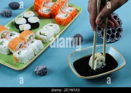 Vari tipi di sushi serviti, vista ravvicinata Foto Stock