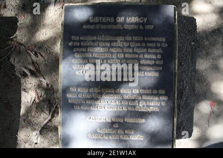 Sacramento, California, Stati Uniti. 14 Marzo 2017. All'ombra del lato nord del Campidoglio dello Stato della California, una statua commemora l'arrivo delle Suore della Misericordia a Sacramento il 2 ottobre 1857. La scultura in bronzo, dell'artista Ruth Coelho, è stata dedicata nel 2007 nel 150° anniversario. Le Suore della Misericordia sono iniziate nel 1831 in Irlanda come un ordine di donne laiche cattoliche, con una missione per aiutare i malati, i senzatetto e i poveri. Cinque Sorelle arrivarono a bordo di un battello a vapore da San Francisco per allestire un negozio nel 1857. Credit: Ruaridh Stewart/ZUMA Wire/Alamy Live News Foto Stock