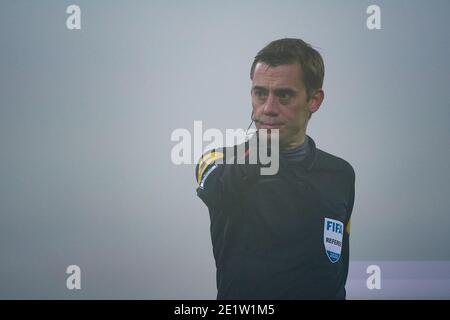 OBIETTIVO, PAESI BASSI - 9 GENNAIO: L-R: Arbitro Clement Turpin durante la Ligue 1 partita tra RC Lens e RC Strasburgo allo Stade Bollaert-Delelis il 9 gennaio 2021 a Lens, Paesi Bassi (Foto di Jeroen Meuwsen/BSR AgencyOrange PicturesAlamy Live News) Foto Stock