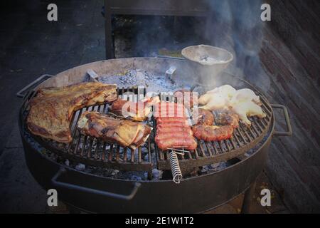 Tipico barbecue Parrillada latino-americano per cucinare su carbone vivo, no flame.Traditional Asado Argentino. Foto Stock